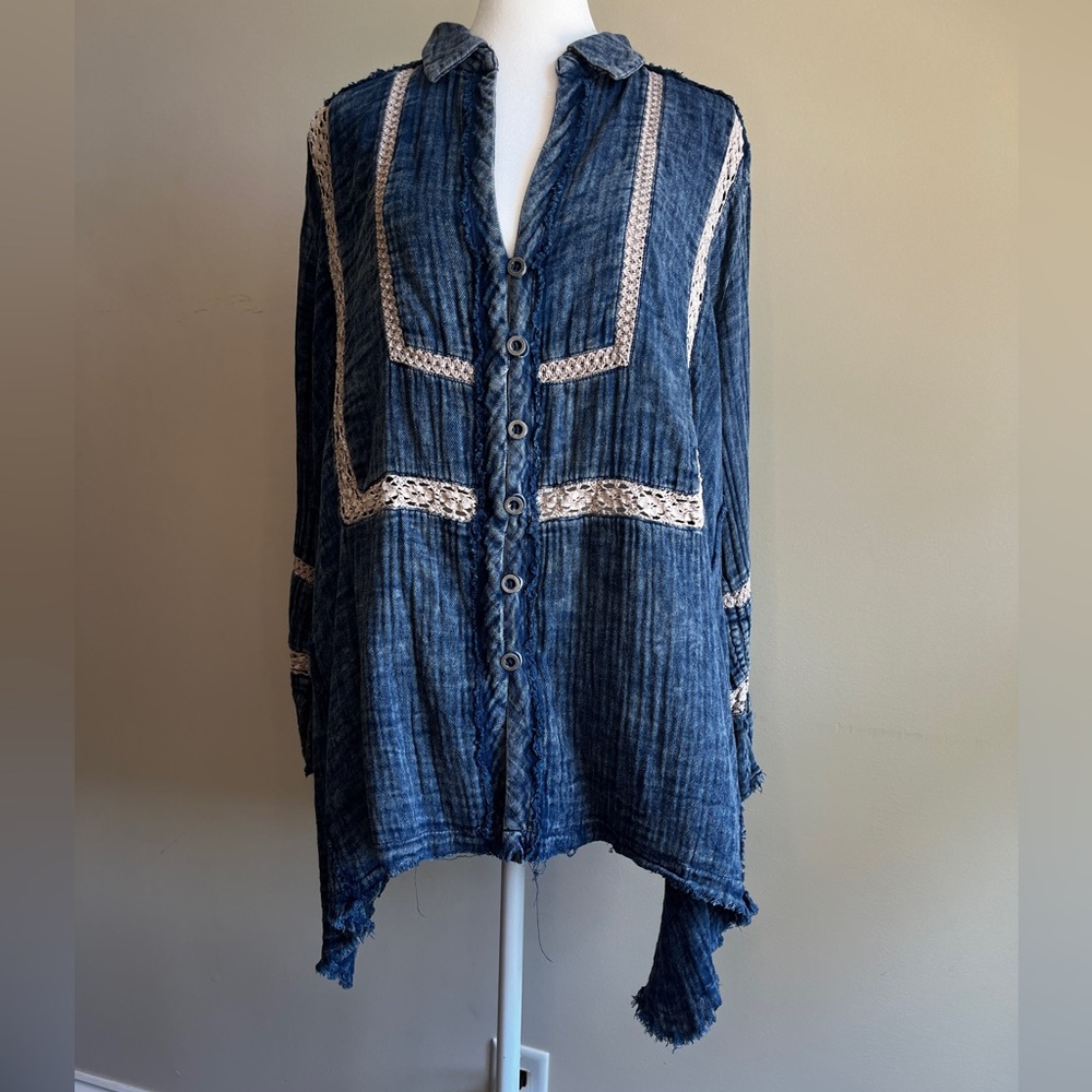 We The Free Women’s Extra Small Denim Blue V-neck Tunic with Lace Detail
